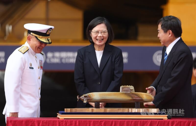 首艘潛艦國造「海鯤軍艦」（舷號711）28日正式在高雄下水，台船董事長鄭文隆（右）致贈海鯤軍艦模型給總統蔡英文（中），蔡總統開心不已。中央社記者張新偉攝 112年9月28日