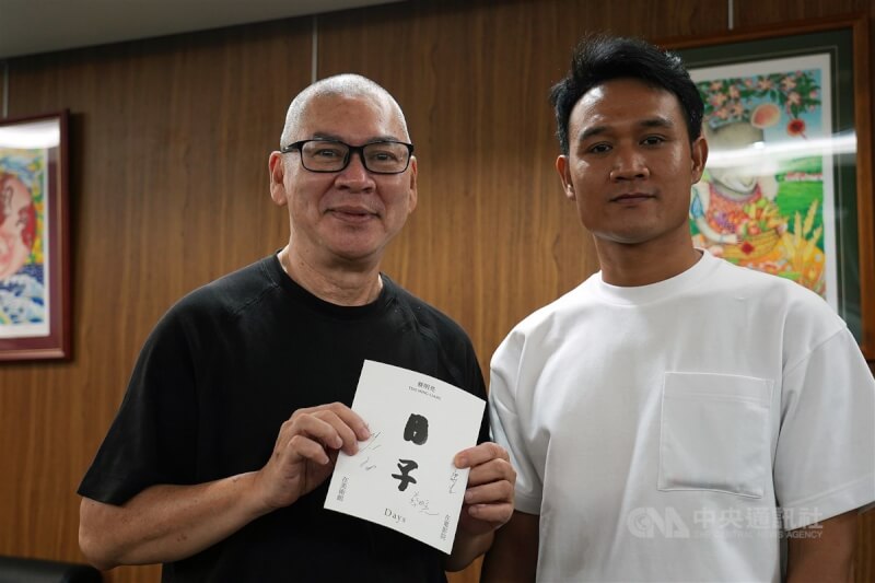 導演蔡明亮（左）帶著電影「日子」主要演員亞儂弘尚希（Anong Houngheuangsy）（右）一起宣傳，28日兩人現身中央通訊社售票並接受訪問。中央社記者孫仲達攝 112年9月28日