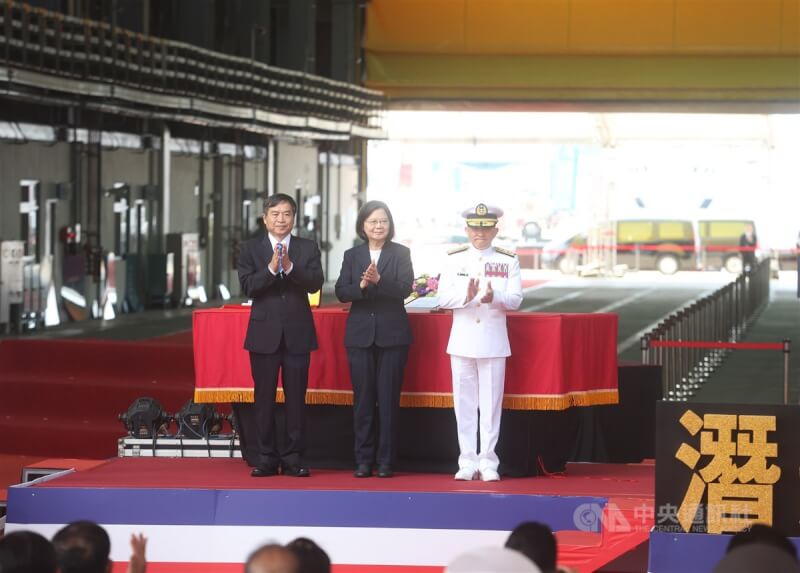 首艘潛艦國造「海鯤軍艦」（舷號711）28日正式在高雄下水，總統蔡英文（中）親自主持並進行擲瓶禮。左為台船董事長鄭文隆、右為海軍司令唐華。中央社記者張新偉攝 112年9月28日