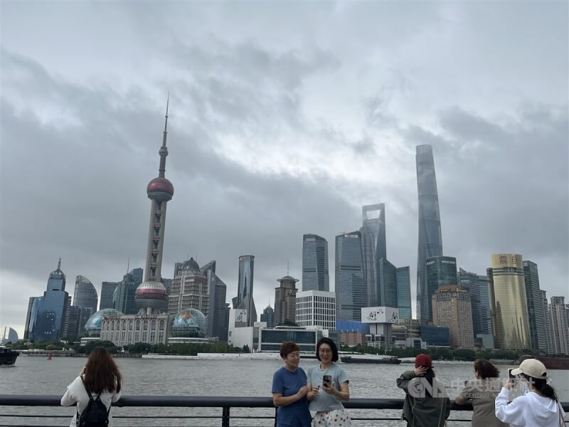 圖為上海市知名景點外灘望向浦東新區陸家嘴。（中央社檔案照片）
