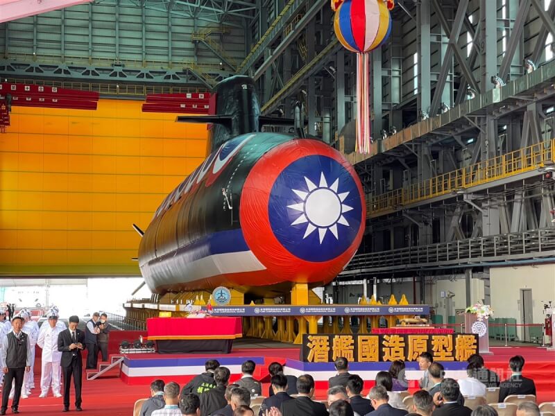 潛艦國造「海鯤號」自民國109年11月開工,經台船、海軍及友盟國家全力協助後終於開花結果,28日上午在高雄台船海昌廠區舉行下水暨命名典禮。中央社記者張新偉攝 112年9月28日