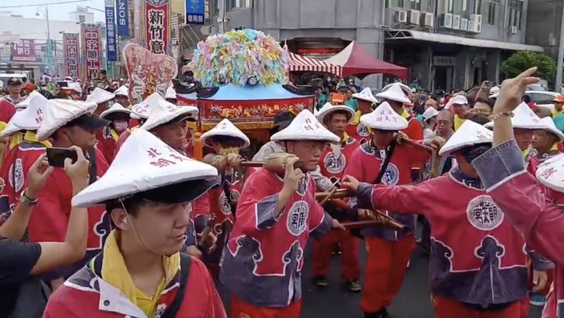 苗栗縣通霄鎮白沙屯拱天宮慶祝建廟160週年,廣邀各地分靈媽祖回娘家或友宮、民宅供奉媽祖齊聚,雲林北港朝天宮媽祖也受邀首度專程北上作客,28日抵達通霄在市區遶境賜福,受到信徒熱烈歡迎。(民眾提供)中央社記者管瑞平傳真 112年9月28日