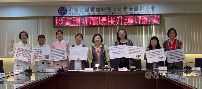 衛福部將補助護理人員夜班費引發反彈。護理師護士公會全國聯合會28日表示,目前護理人員年薪低於全國平均的新台幣67萬元,希望至少提升到70萬元,不要再讓護理師淪為血汗白工。中央社記者沈佩瑤攝 112年9月28日
