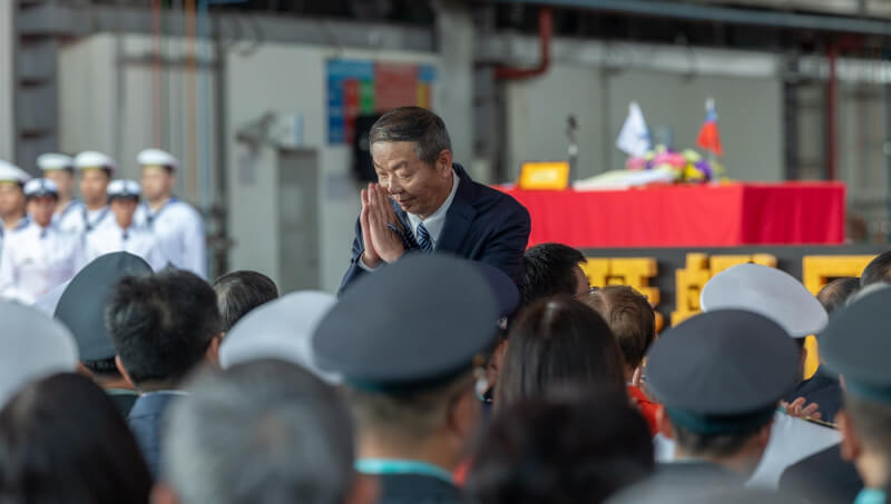 首艘國造潛艦海鯤潛艦28日下水，國安會諮詢委員暨潛艦國造專案小組召集人黃曙光（圖中）出席典禮。（總統府提供）