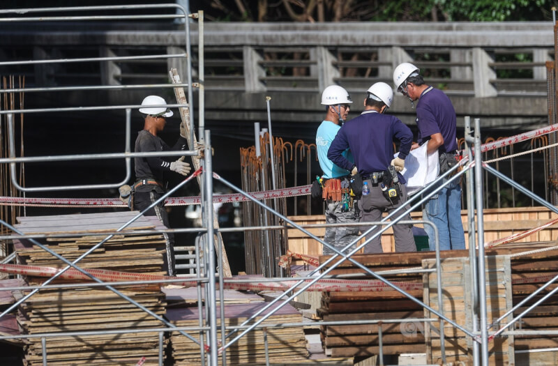 圖為新北市三重區一處建案工地勞工工作情形。（中央社檔案照片）