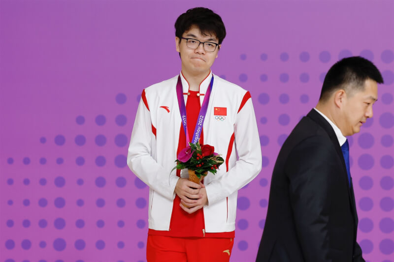 中國好手柯潔（左）28日在亞運圍棋決賽敗給台灣小將許皓鋐，獲得銀牌。（中新社）