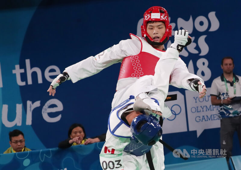 圖為台灣跆拳道選手李孟恩（紅色護具）2018年參加青奧賽事。（中央社檔案照片）
