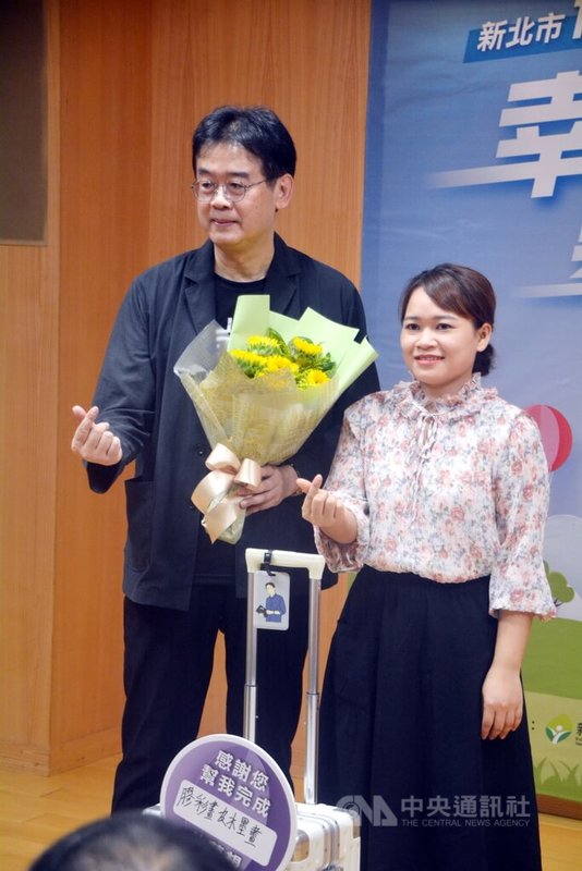 新北市政府教育局28日邀請獲得教育部師鐸獎的鶯歌工商主任蕭正一(左)分享投入藝術教育的過程,越南籍新住民陳芳草(右)感謝蕭正一對學生的照顧與指導。中央社記者黃旭昇新北攝 112年9月28日