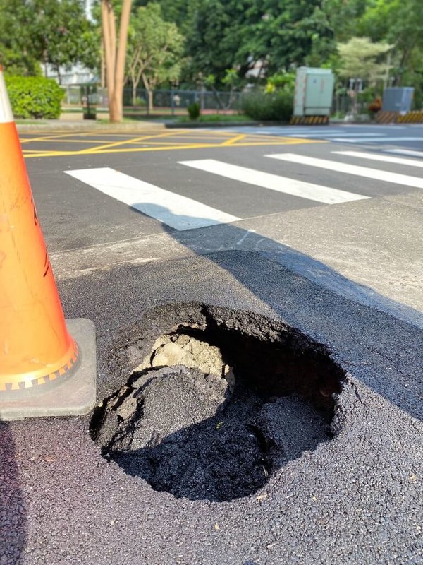 高雄市前鎮區中華五路770巷與建隆街口28日下午出現坑洞，市府派員布設交維措施，詳細原因待進一步確認查明。（李明璇提供）中央社記者蔡孟妤傳真  112年9月28日