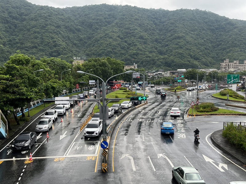 中秋連續假期首日，蘇花公路改善路段南下路段29日清晨5時起就湧現車潮，一度回堵到蘇澳市區。（警方提供）中央社記者沈如峰宜蘭縣傳真 112年9月29日