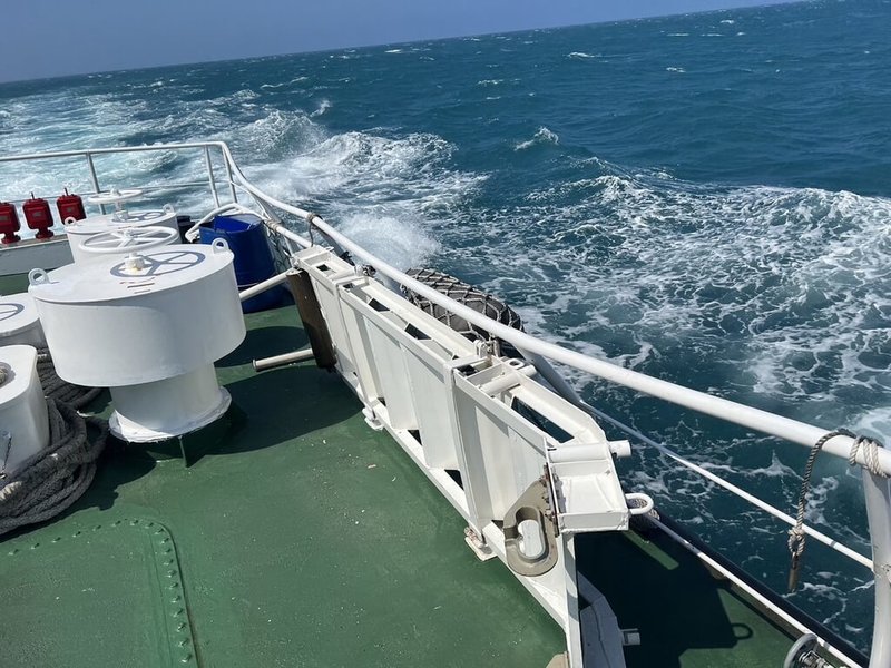 新竹海巡隊編號10088巡防艇29日上午在新竹西北方11浬處取締中國籍越界鐵殼漁船時,遭逃逸漁船追逐碰撞,導致巡防艇船體部分受損,包含左舷欄杆變形等。(海巡署艦隊分署提供)中央社記者黃旭昇新北市傳真 112年9月29日