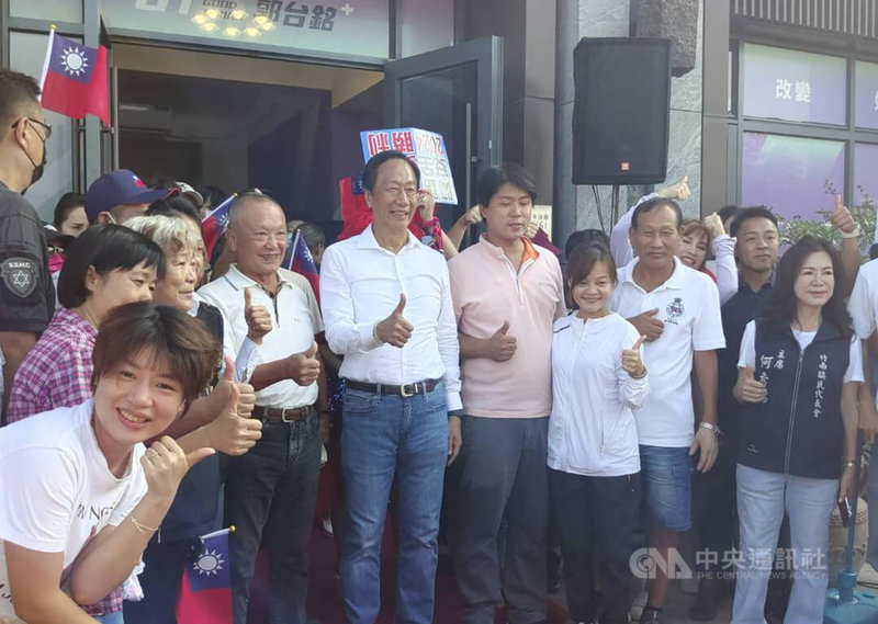 擬參選總統的鴻海集團創辦人郭台銘（中）29日由前苗栗縣長徐耀昌（中左）等人陪同造訪苗栗頭份連署總部，並與熱情支持者合影。中央社記者管瑞平攝 112年9月29日