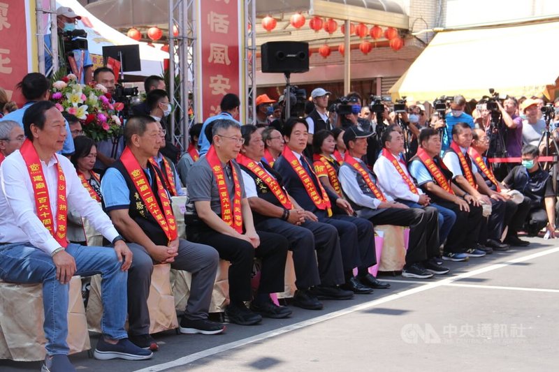 苗栗通霄白沙屯拱天宮建廟160週年慶典29日開幕，各陣營總統參選人受邀到場祝賀，副總統賴清德（前左5）、新北市長侯友宜（前左7）、民眾黨主席柯文哲（前左3）、鴻海創辦人郭台銘（前左）等4人首度同框，但僅禮貌致意、握手，少有互動。中央社記者管瑞平攝  112年9月29日