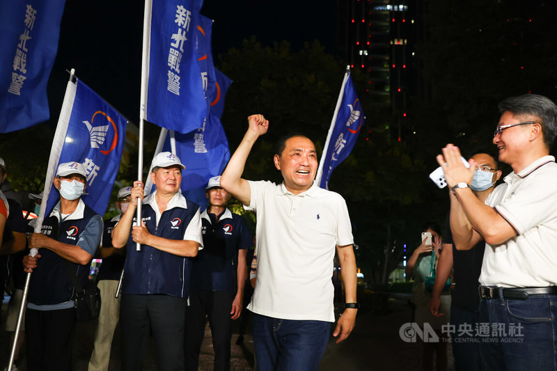 國民黨總統參選人侯友宜（前右2）29日晚間現身新北市板橋區深丘福德宮中秋聯歡晚會，現場有支持者高舉「新北戰警」旗幟到場為他加油打氣。中央社記者王騰毅攝 112年9月29日