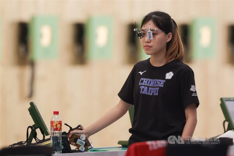杭州亞運29日進行女子10公尺空氣手槍資格賽，台灣射擊好手劉恆妤在第2輪射出滿靶的成績，獲得574分，排名第14。中央社 112年9月29日