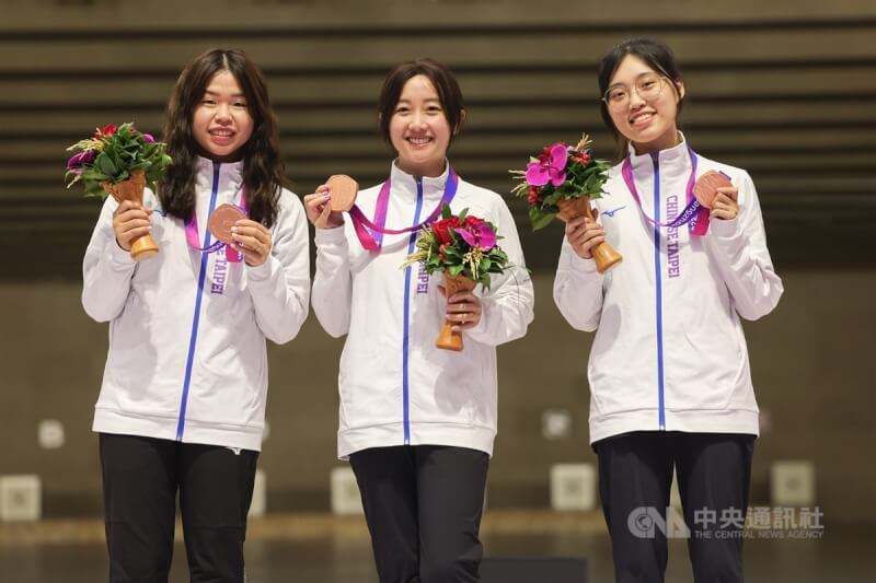 台灣射擊女團吳佳穎(中)、余艾玟(左)、劉恆妤(右)29日在杭州亞運女子10公尺空氣手槍資格賽暨團體決賽合力繳出1723分,拿下銅牌,射擊首面獎牌開張。中央社 112年9月29日
