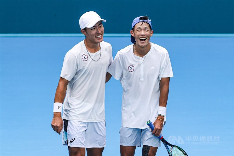 杭州亞運台灣網球男子雙打項目許育修（左）與莊吉生（右）29日在決賽以直落2擊敗印度組合奪金，兩人在場中笑得開心。中央社記者鄭清元攝 112年9月29日