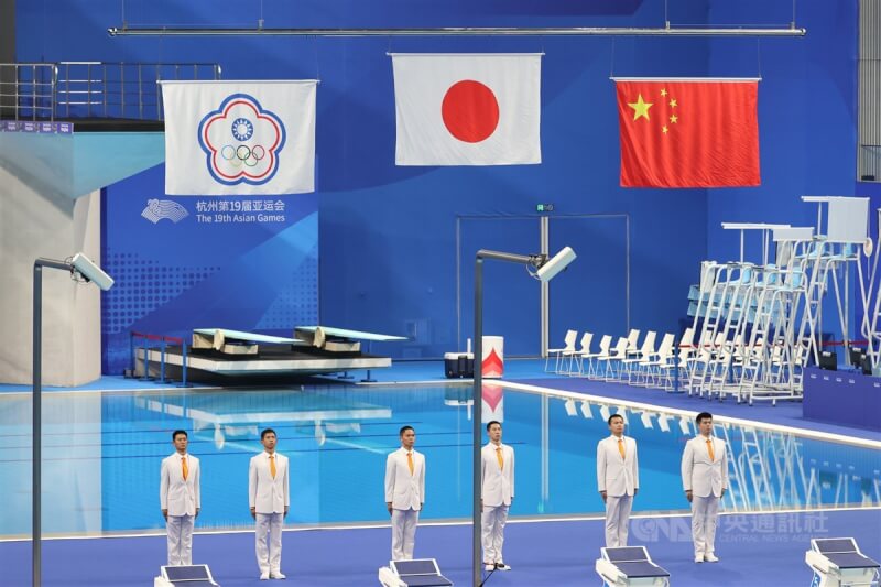 「台灣蝶王」王冠閎29日晚間在杭州亞運游泳男子200公尺蝶式決賽中不敵日本好手本多燈,拿下銀牌,賽後泳池畔升起金銀銅牌得主代表國家的日本國旗、中華奧會旗及中國國旗。中央社記者鄭清元攝 112年9月29日