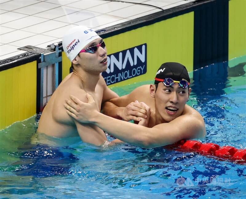 「台灣蝶王」王冠閎(左)29日晚間在杭州亞運游泳男子200公尺蝶式決賽中拿下銀牌,賽後在泳池中與金牌得主本多燈(右)互相致意。中央社記者鄭清元攝 112年9月29日