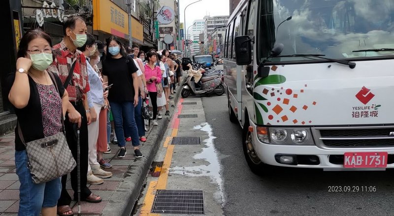 新北市新店區複合式商場「裕隆城」在中秋連假前夕熱鬧開幕，29日面臨連假首日交通考驗，免費接駁車候車處出現長長人龍，依序排隊準備搭車前往商場。（新店義交中隊提供）中央社記者黃旭昇新北市傳真  112年9月29日