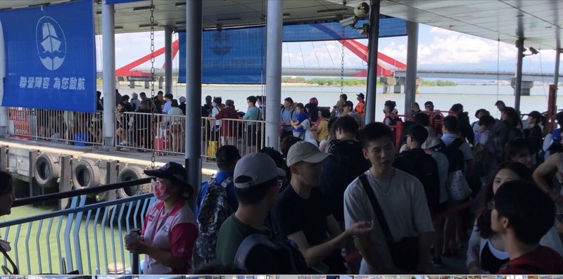 中秋連假首日,屏東縣離島小琉球湧現人潮,開往小琉球的交通船班幾乎都客滿,碼頭邊可見大批遊客排隊等候乘船,業者預估有近萬人登島。(東琉線交通客船聯營處提供)中央社記者蔡孟妤傳真 112年9月29日