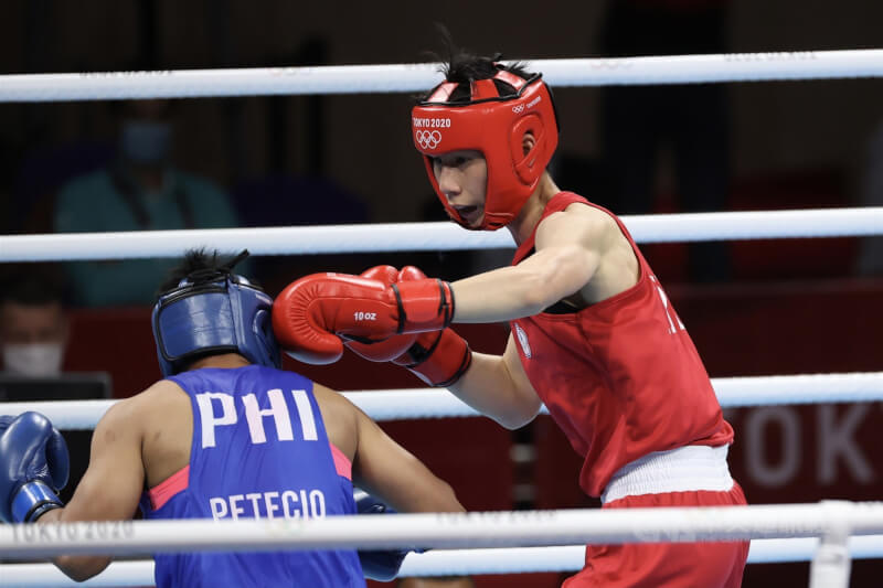 圖為東京奧運拳擊女子57公斤級，台灣好手林郁婷（紅衣），在16強對上菲律賓籍選手皮特西歐（藍衣）。（中央社檔案照片）