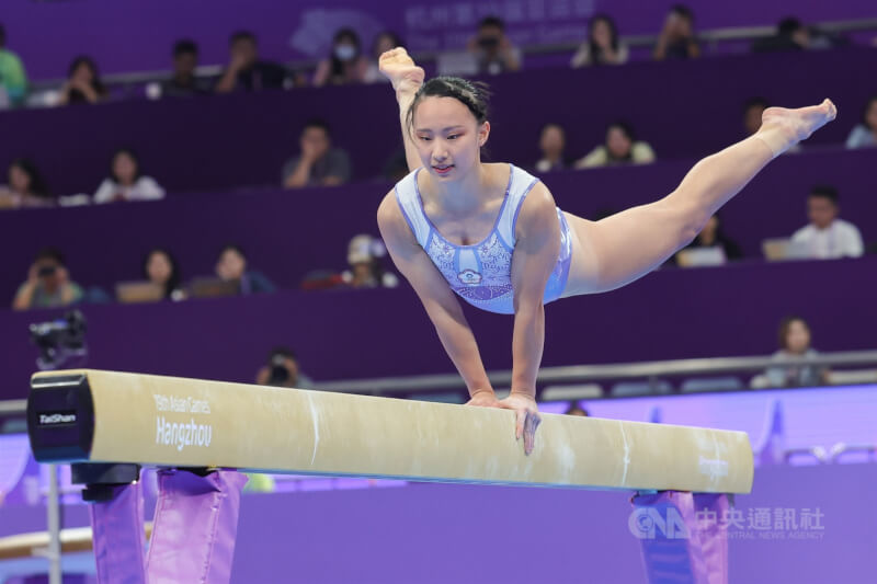 台灣體操好手丁華恬29日參加杭州亞運競技體操女子平衡木決賽，以13.300分贏得銅牌。中央社 112年9月29日