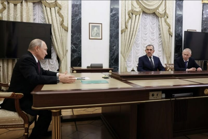 克林姆林宮表示，俄羅斯總統蒲亭28日接見瓦格納傭兵組織最高階前指揮官之一的特羅謝夫（右2）。（Pool via 路透社）
