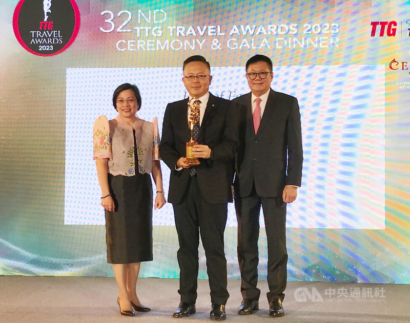 由TTG Asia Media主辦的TTG旅遊大獎28日晚間在曼谷揭曉結果，台灣旅行社鳳凰旅遊今年獲得旅遊名人堂的殊榮，鳳凰旅遊董事長張巍耀（中）出席頒獎典禮領獎。中央社記者呂欣憓曼谷攝  112年9月29日