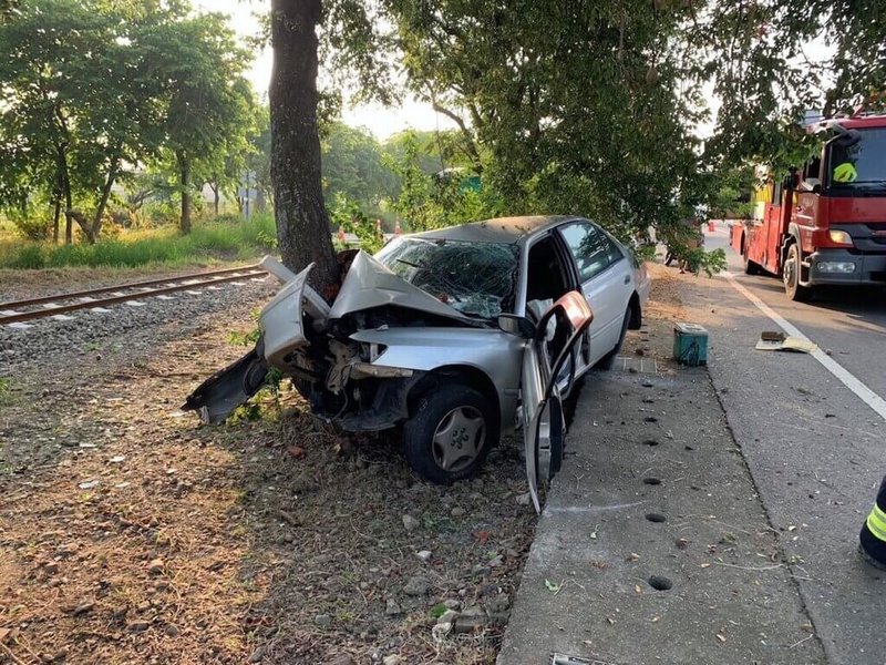 嘉義縣潘姓男子30日駕車行駛六腳鄉蒜頭糖廠往高鐵方向路段，疑超車不慎自撞路樹，送醫急救仍宣告不治。（嘉義縣消防局提供）中央社記者黃國芳傳真  112年9月30日