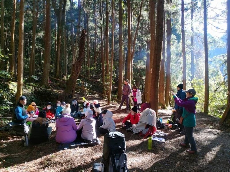 教育部國民及學前教育署30日分享北一女中的「森活指南－在森林的擁抱裡找到自己」課程，以探索感知為主題，除有跨領域戶外教育內容，也透過戶外活動的自然情境豐富學生學習體驗，並培養自信心，增強學子對環境和生態保育的關注，養成領導才能、團隊合作和生活技能。（教育部提供）中央社記者陳婕翎傳真  112年9月30日