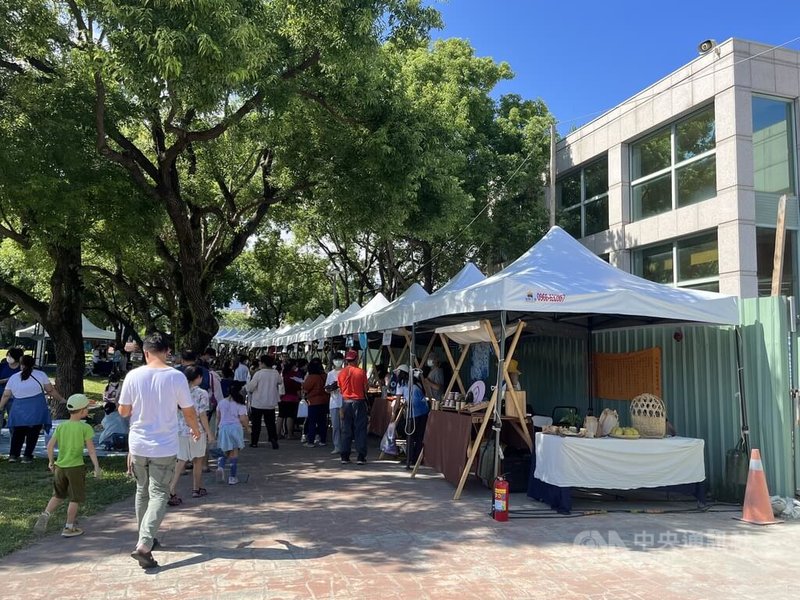 2023花蓮國際石雕藝術季30日正式開幕,展開為期1個月的活動,規劃有雕塑主題特展、國際戶外創作營、民眾共創活動、科技鏈結藝術等4大區塊,吸引民眾參與。中央社記者張祈攝 112年9月30日