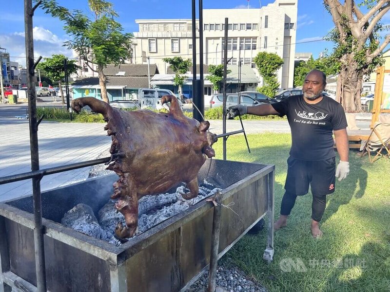 中秋連假第2天，台東市「閃閃Park—台東快閃實驗場」30日安排烤全豬活動，請來布農族勇士將最純粹的部落野味帶進市區，重約百斤的大豬下午生火開烤後，便有許多路過客聞「香」排隊。中央社記者盧太城台東攝  112年9月30日