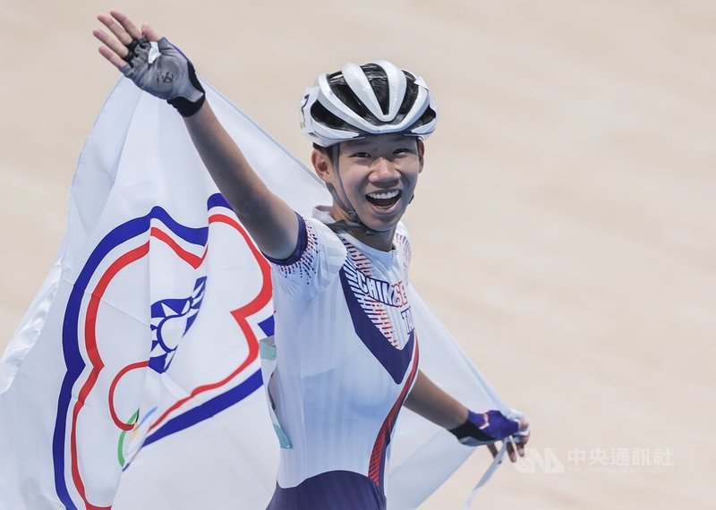 杭州亞運滑輪溜冰項目30日登場，競速溜冰女子10000公尺計點賽，台灣女將施沛妤（圖）溜出21分，拿下金牌。施沛妤開心拿著中華奧會旗繞場致意。中央社記者裴禛攝 112年9月30日