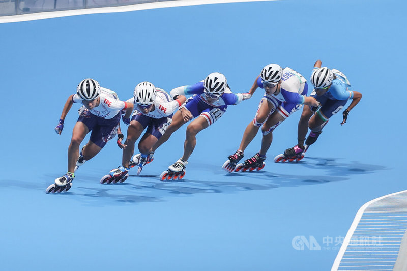 杭州亞運滑輪溜冰項目30日登場，競速溜冰女子10000公尺計點賽，台灣女將施沛妤（左1）、楊合貞（左2）最後分別溜出21、18分，勇奪金牌及銀牌。中央社記者裴禛攝 112年9月30日