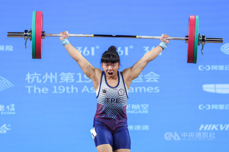 杭州亞運舉重項目賽程30日起登場，18歲台灣女將陳冠伶晚間在女子55公斤級出賽，最終以第4名作收。中央社記者裴禛攝  112年9月30日