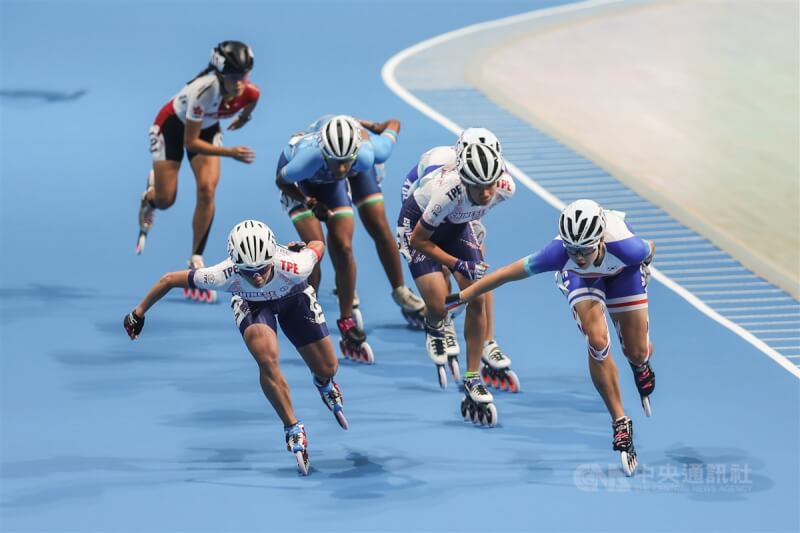 杭州亞運滑輪溜冰項目30日登場，競速溜冰女子10000公尺計點賽由台灣女將施沛妤（右2）、楊合貞（前左）出戰，最後奪下金牌及銀牌。中央社記者裴禛攝 112年9月30日