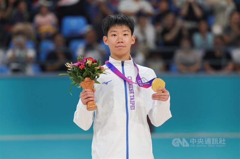 杭州亞運滑輪溜冰項目30日登場，競速溜冰女子10000公尺計點賽，台灣女將施沛妤（圖）最後溜出21分，勇奪金牌，賽後她開心拿著獎牌拍照留念。中央社記者裴禛攝 112年9月30日