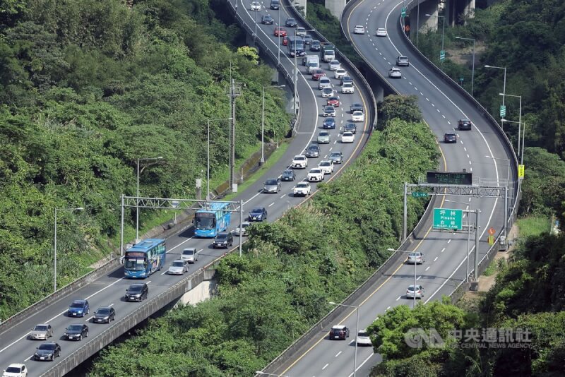 高公局預估10月1日國道11處路段恐車多壅塞，包括國1苗栗到湖口、南屯到后里；國3關西到大溪、大山到香山；國5宜蘭到坪林等路段。（中央社檔案照片）