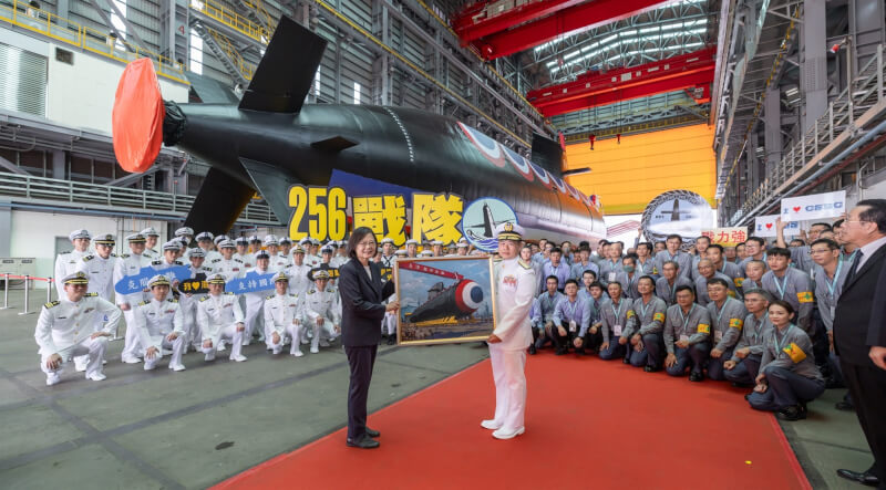 首艘潛艦國造「海鯤軍艦」（舷號711）28日正式在高雄下水，總統蔡英文（前左）親自出席主持儀式。（總統府提供）