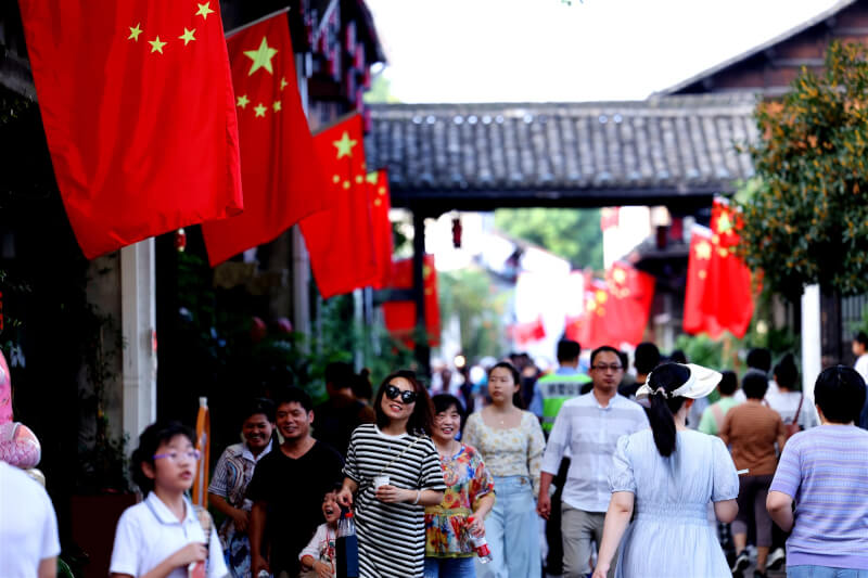 圖為遊客29日趁著假期到杭州市拱頂區大運河畔的橋西歷史文化街區遊玩。（中新社）
