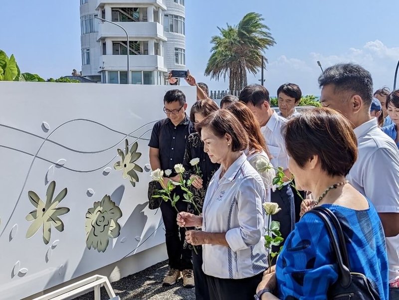 宜蘭縣「南方澳跨港大橋感恩紀念物」1日在南方澳討海文化館正式揭幕，宜蘭縣長林姿妙（前右2）等人在工殤紀念牆前追思並獻花致意。（宜蘭縣政府提供）中央社記者王朝鈺傳真  112年10月1日