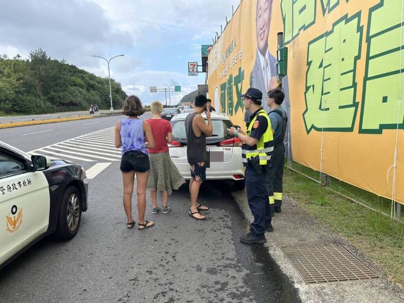 8名遊客1日前往新北市石門區青山瀑布步道登山，途中遭遇蜂群攻擊，脫困後自行下山後至大溪墘一間超商前求援，所幸就醫後8人皆無生命危險。（讀者提供）中央社記者王朝鈺傳真 112年10月1日