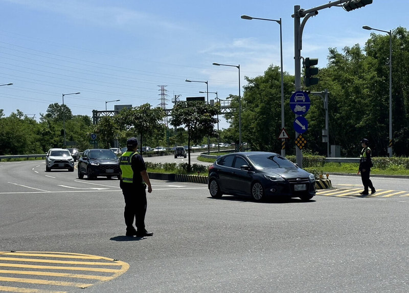 中秋3天連假近尾聲，交通部公路局東區養護工程分局交通管理及控制中心表示，截至1日下午3時止，蘇花路廊宜蘭往花蓮方向累計車流量為3779輛，花蓮往宜蘭方向累計車流量7405輛，目前蘇花路廊北上路段有車多情形，請用路人保持耐心、循序漸進。（新城警分局提供）中央社記者李先鳳傳真  112年10月1日