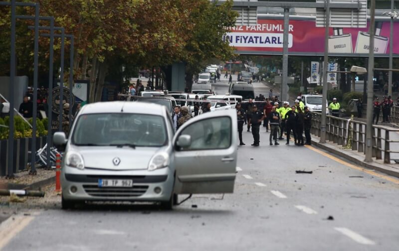 土耳其內政部1日表示遭恐怖攻擊，導致兩名員警受傷。圖為事發後土耳其安全部隊在內政部外巡邏。（路透社）