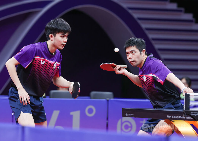 台灣桌球好手林昀儒（左）、莊智淵（右）1日出戰杭州亞運桌球男子雙打4強賽，為晉級金牌戰奮力一搏。中央社記者鄭清元攝 112年10月1日