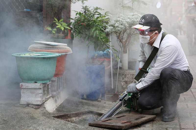 台南市長黃偉哲1日到永康區視察登革熱戶外化學防治作業執行狀況，更再度揹起熱煙霧機，親自加入噴藥作業。（台南市政府提供）中央社記者楊思瑞台南傳真  112年10月1日