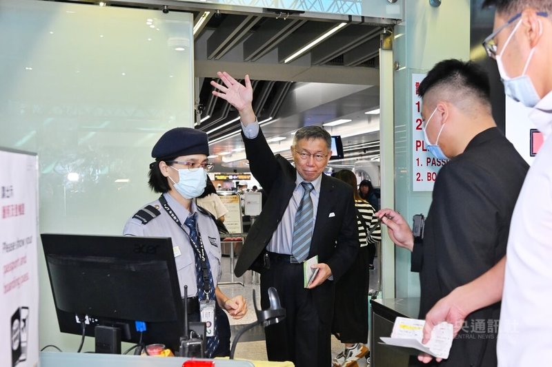 民眾黨主席、總統參選人柯文哲（前左2）1日搭機出訪美國，進行「迎向新科技 創造新經濟」美西產業之旅，期間將與科技教育公司、能源科技產業、電動車產業與智庫交流。中央社記者吳睿騏桃園機場攝  112年10月1日