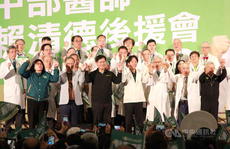 民進黨總統參選人賴清德（前左4）1日到台中出席中部醫師後援會成立大會，與總統府秘書長林佳龍（前左3）等人攜手，和支持者一起熱情高喊口號，氣氛熱絡。中央社記者蘇木春攝  112年10月1日