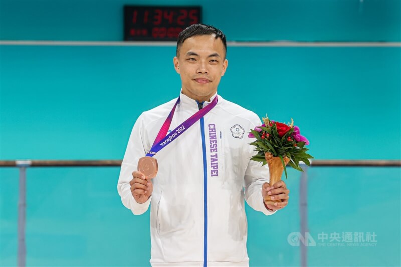 台灣選手趙祖政1日在杭州亞運競速溜冰男子1000公尺爭先賽決賽突圍摘銅,他在頒獎典禮上拿起獎牌開心留影。中央社記者鄭清元攝 112年10月1日